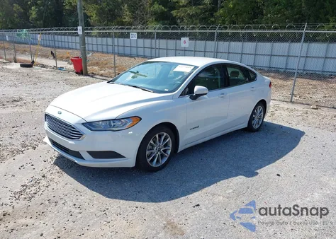 2017 Ford Fusion Hybrid S z USA, uszkodzony, nr VIN 3FA6P0UU9HR286449